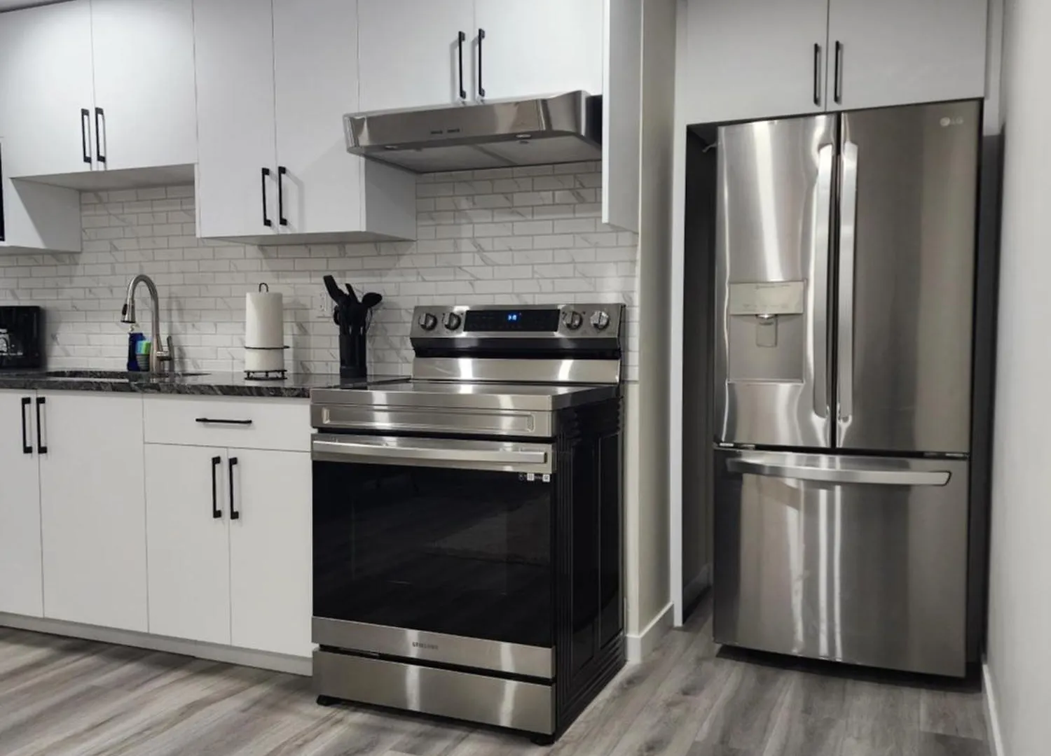 Trendy 2-Bed Oasis Awaits! Apartment Calgary